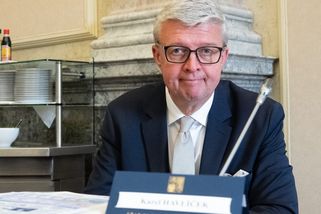 Porno, plyšáci a marná naděje umírajícím. Minulost, o níž vládní politici mlží